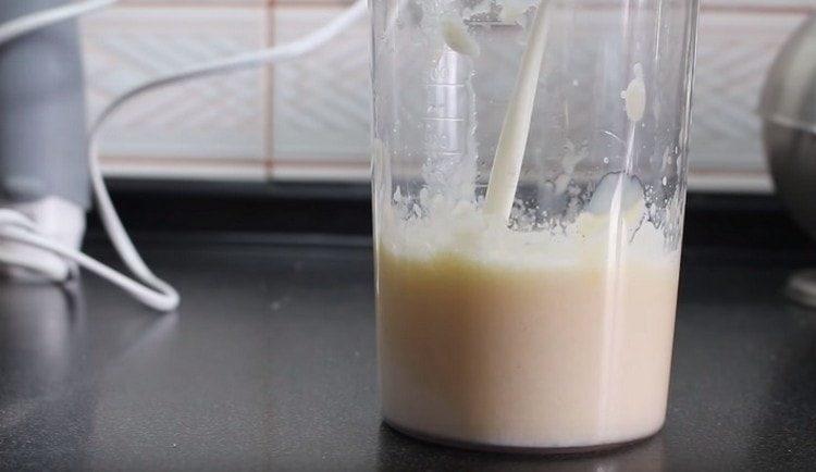 Tilsæt mælk til massen.