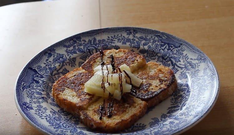Server sådanne croutons med chokoladetoppning.