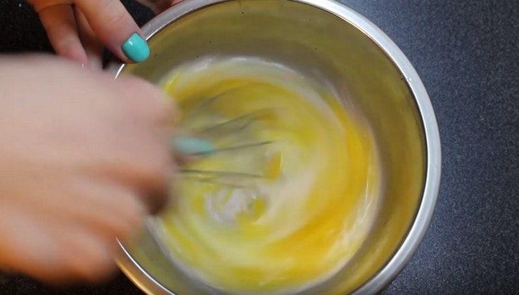 Pisk æggene med mælk.