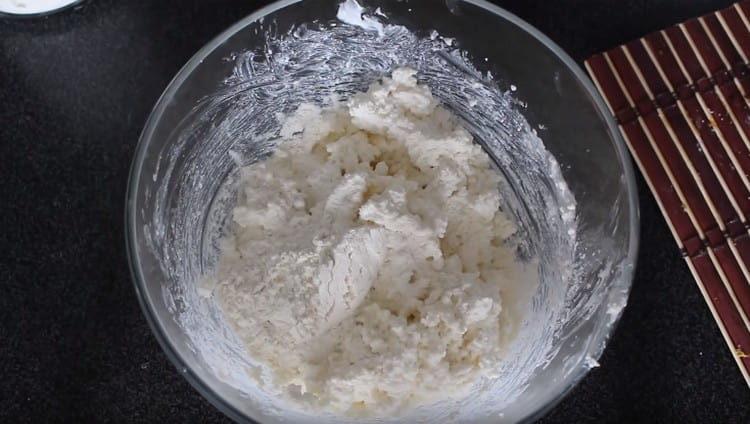 Til ostemassen tilsættes sukker og mel.