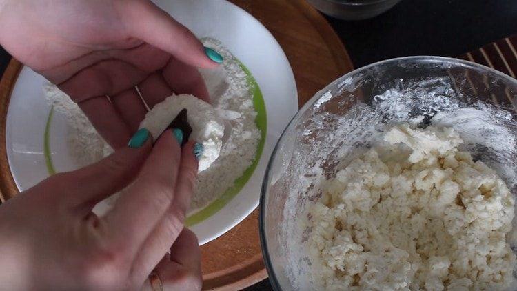 Læg et stykke chokolade på en kage.