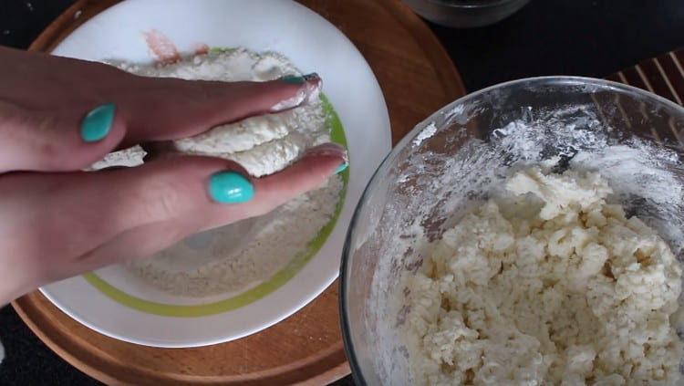 dæk chokoladen med en anden tortilla.