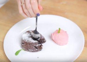 Cuire soi-même un fondant au chocolat: une recette avec des photos étape par étape!