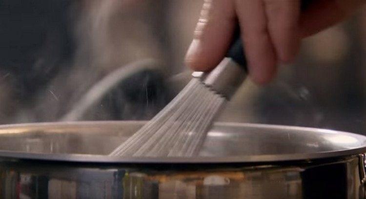 Cu un bici, amestecă apa pentru a forma un jacuzzi.