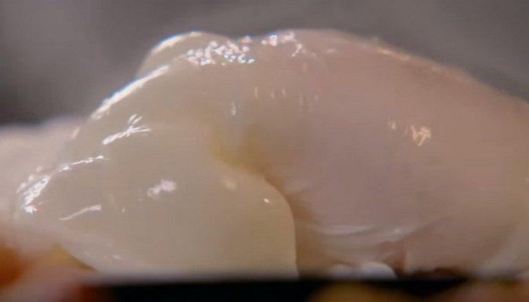 Transferăm ouăle lui Benedict pe prosoape de hârtie.