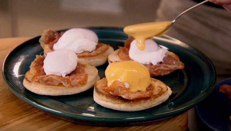 Când se servește, se toarnă vasul cu sos de ou.