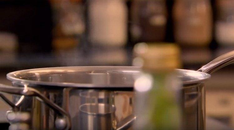 Într-o tocană se înecă untul.