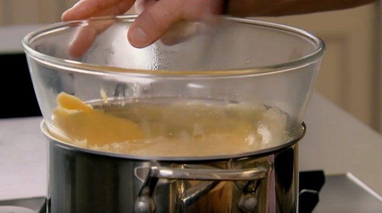 Bateți constant masa cu un bici.