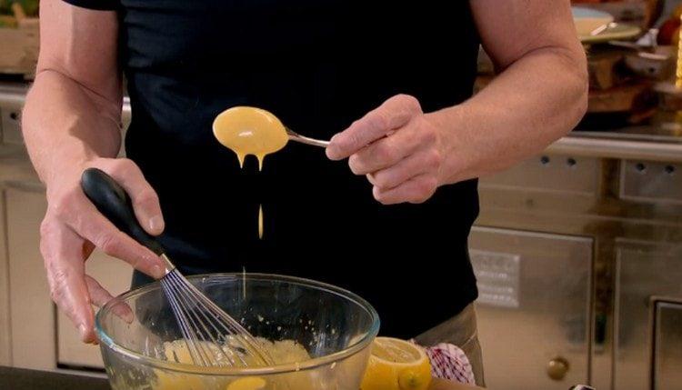 Adăugați sosul, piperul, sucul de lămâie în sos și amestecați.