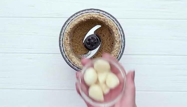 mande alho para nozes