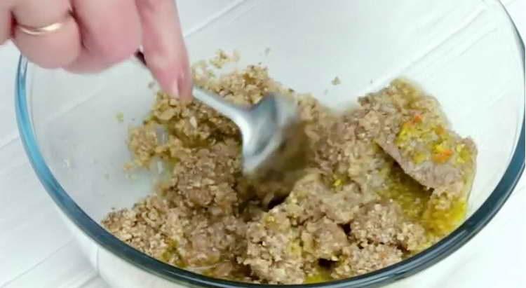 misture nozes com caldo