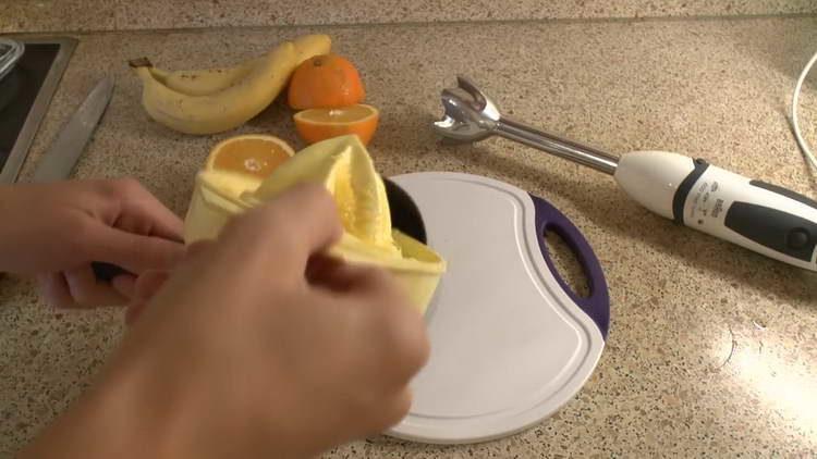 שופכים את מיץ התפוזים לתבנית