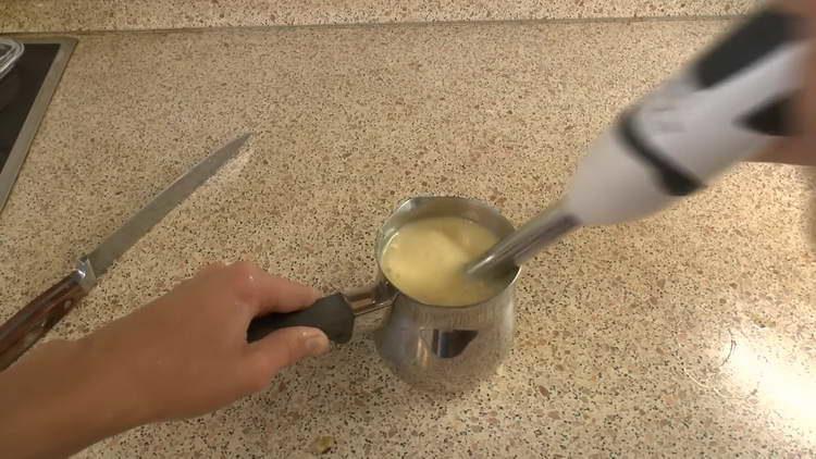 העבירו בננה דרך בלנדר