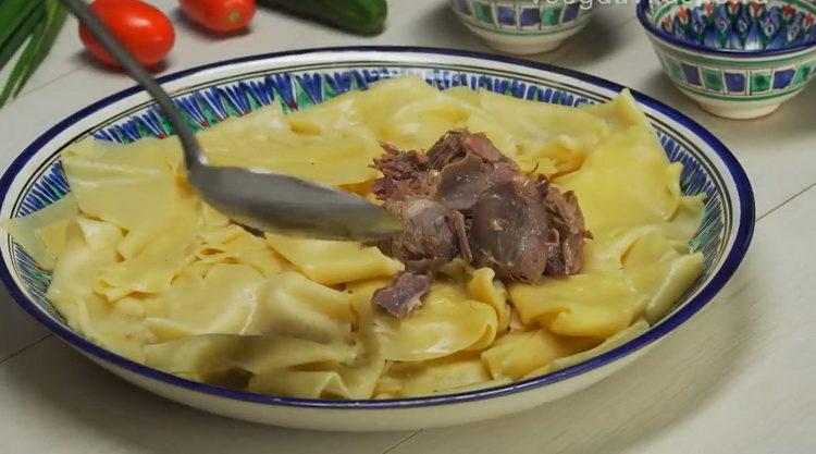 pune ingredientele într-un vas