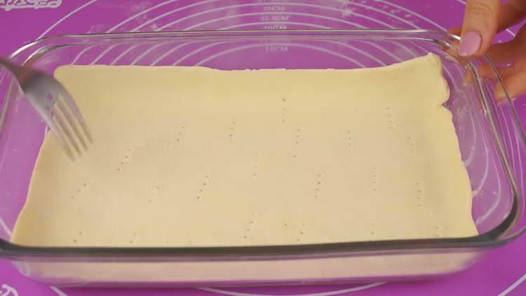 percer la pâte avec une fourchette