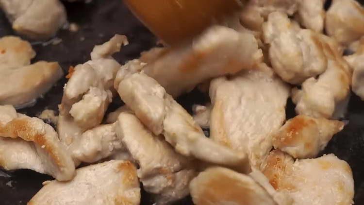 faire frire le poulet jusqu'à ce qu'il soit doré