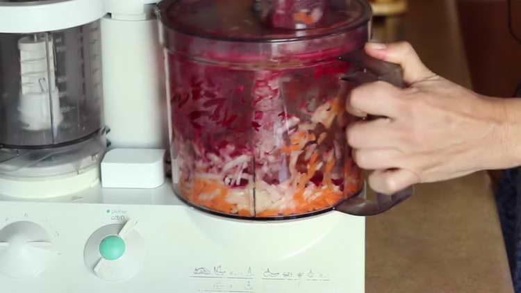 pe o răzătoare trei sfecle și morcovi