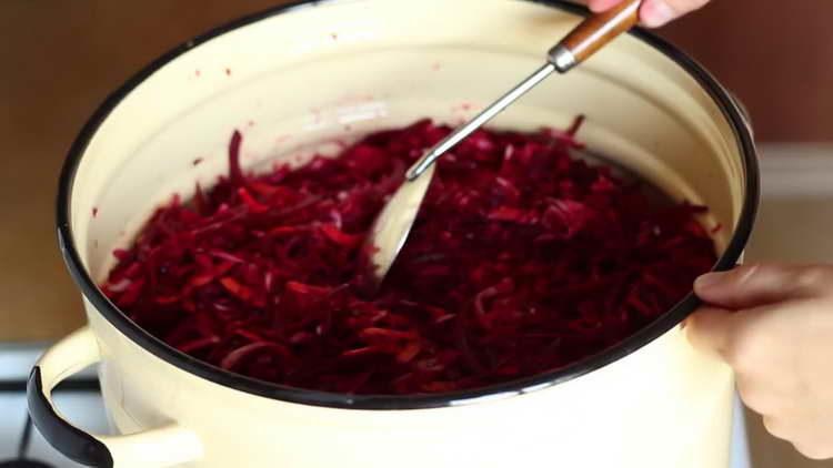 puneți tigaie cu legume