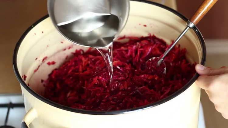 se toarnă apă în legume