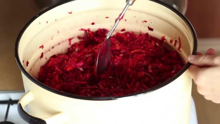 amestecați legumele într-o tigaie