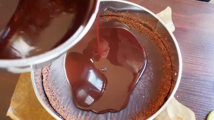 שופכים ציפוי על העוגה