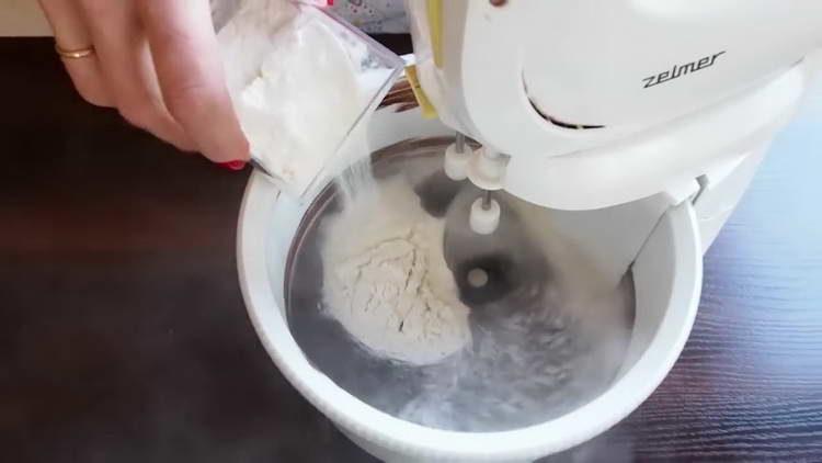 להוסיף קמח לתערובת השוקולד