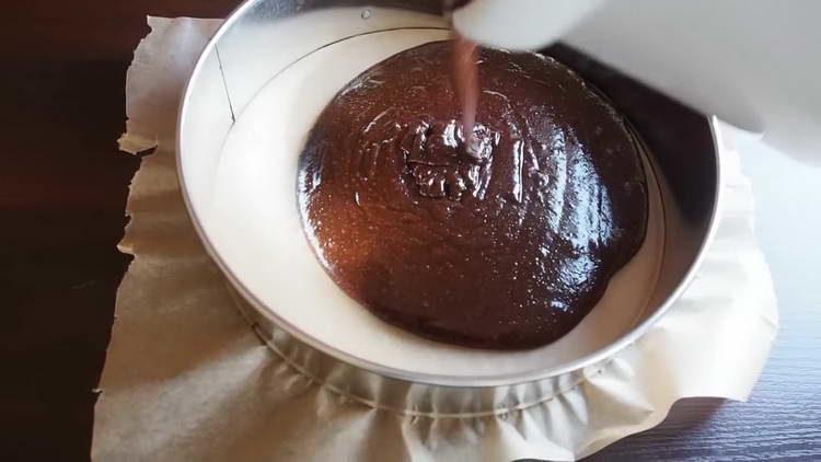 שופכים את הבצק לתבנית