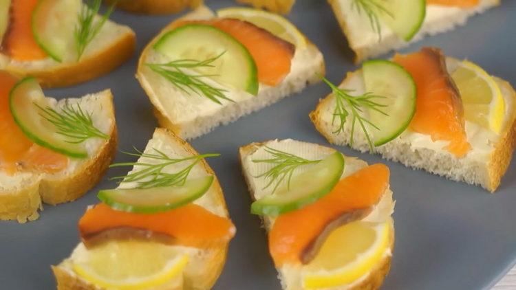 сложете съставките върху хляба