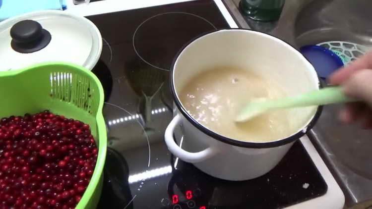 mélanger de l'eau avec du sucre