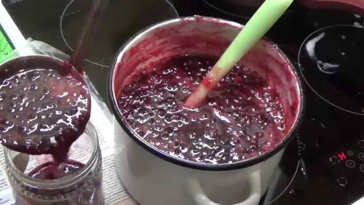 verser la confiture dans des bocaux