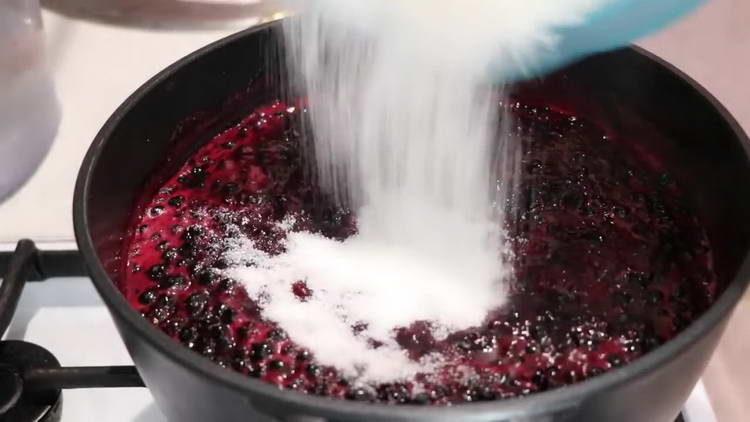 ajouter du sucre dans la casserole