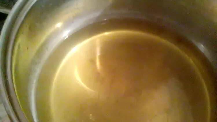 despeje água na panela