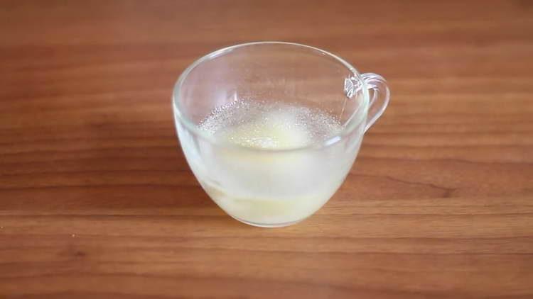 se toarnă gelatină cu apă