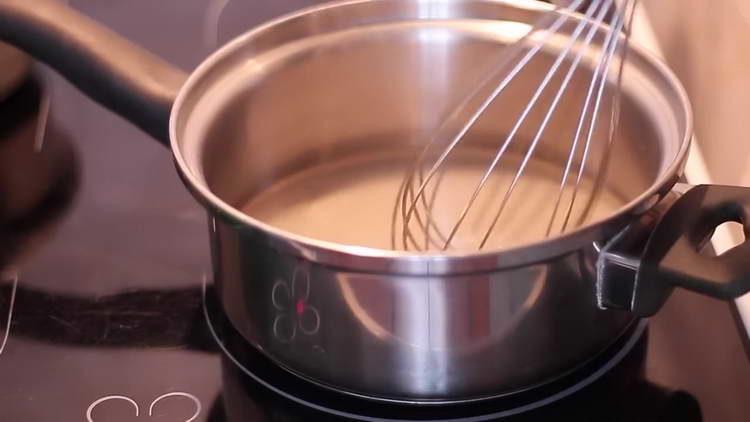 se toarnă apă în tocană