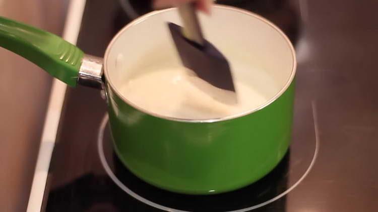 într-o altă tocană încălziți crema