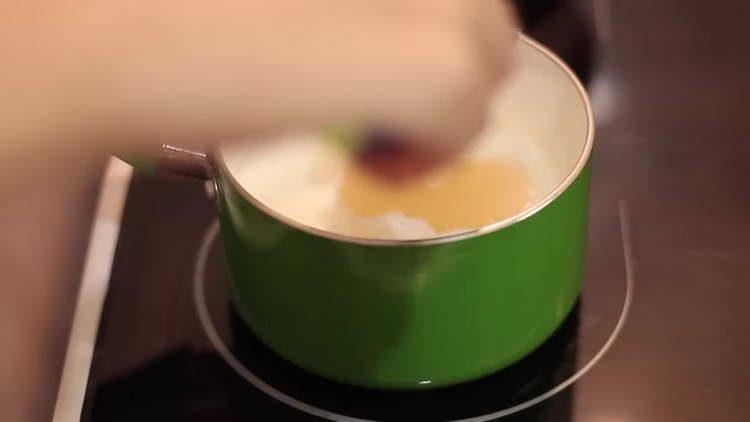 se toarnă gelatină în cremă