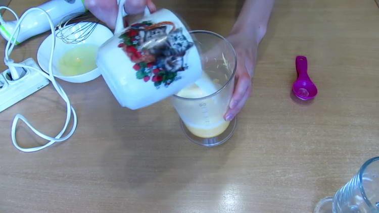 se toarnă lapte cald