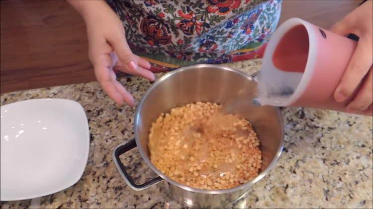 se toarnă mazăre cu apă