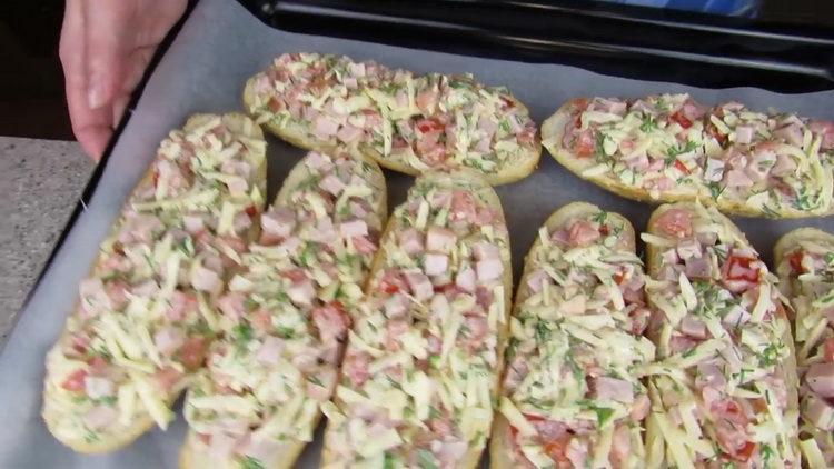 poner un sándwich en una bandeja para hornear