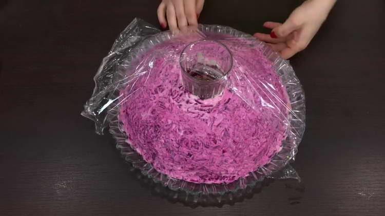 täck salladen med en film