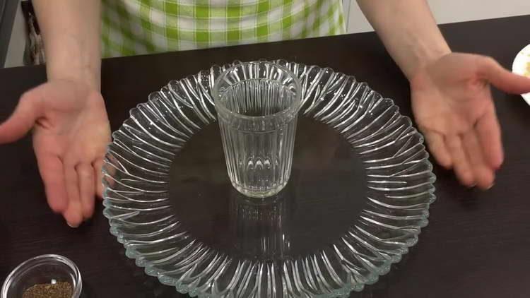 lägg sallad på skålen