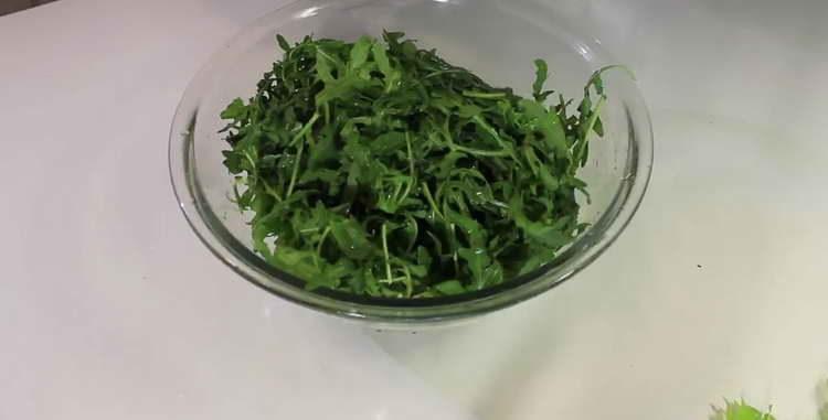 нарязани маруля и рукола