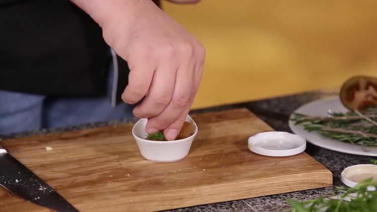 Pegue a geléia de pêra e coloque em uma tigela