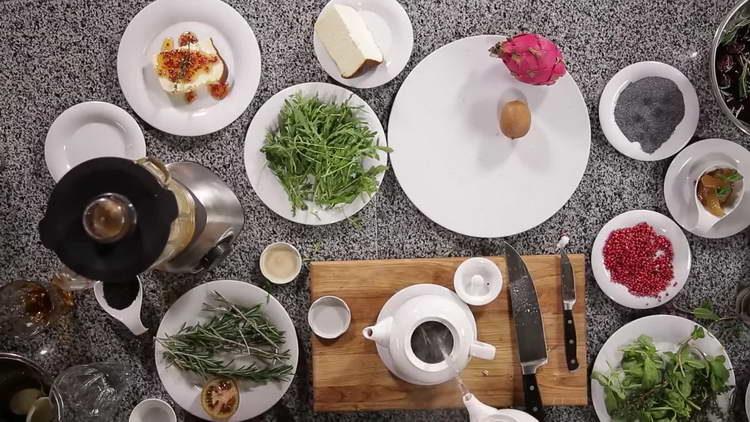 Despeje o chá com água fervente