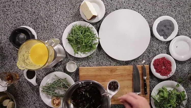 coloque ameixas com alecrim em uma tigela