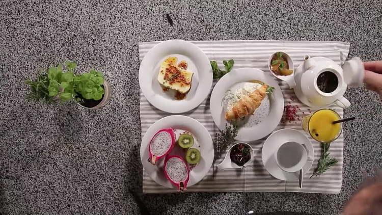 Coloque o croissant em uma bandeja