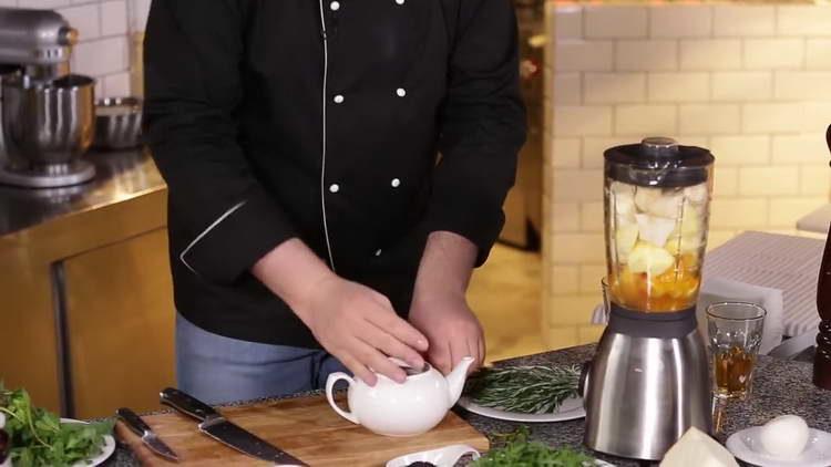 coloque as folhas de chá no chá