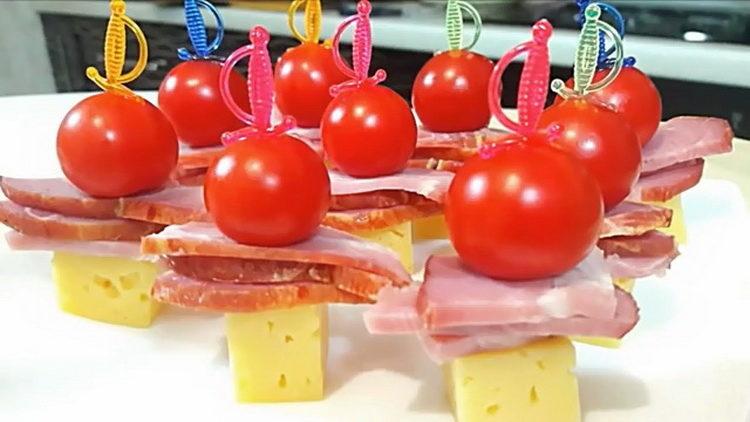 сложете съставките върху шишче