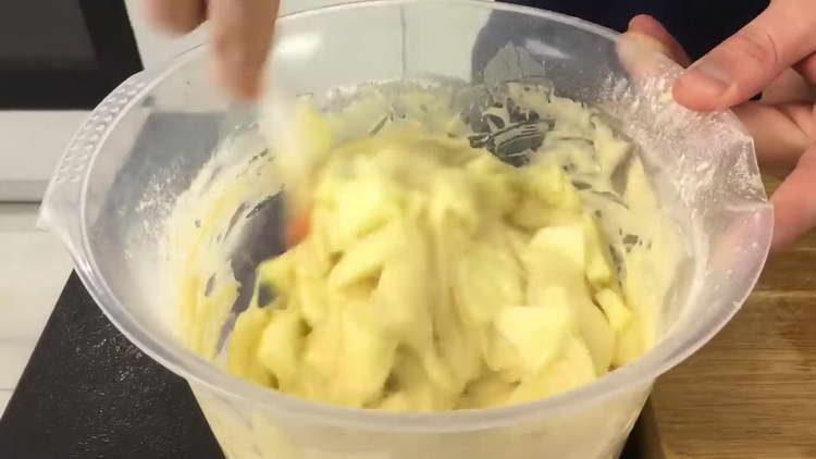 se adaugă mere în aluat