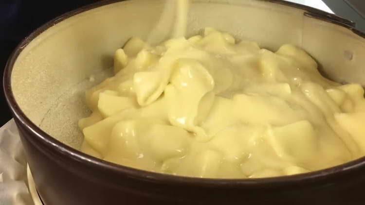 se toarnă aluatul în formă